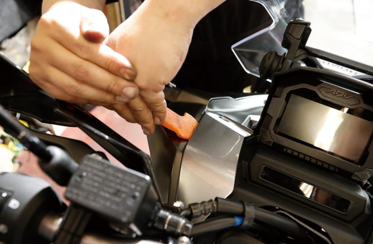 YMラボカスタム・ADV150ラリー|YMラボ謹製「ADV150ラリー」カスタムプロジェクト#4【外装パーツ取り外し作業】