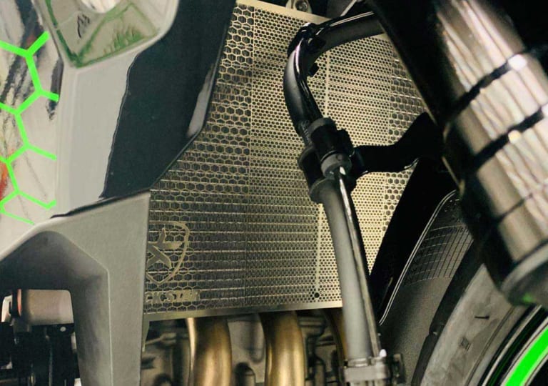 ラジエーターコアガード|ニンジャZX-25Rカスタムパーツが続々登場 #2【トリックスター/ケイズスタイル】