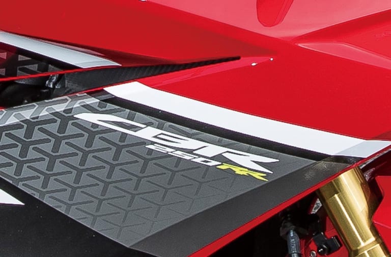 HONDA CBR250RR|新型ホンダCBR250RRは41psにパワーアップして宿敵ZX-25Rを迎撃