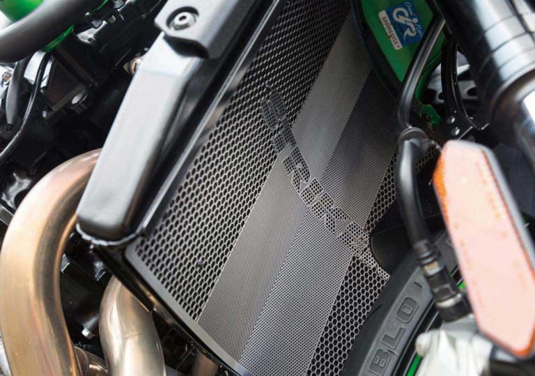 ストライカー ラジエターコアガード|Z H2 ストライカーカスタム【軽量化とスタイルアップでスポーツ性向上】