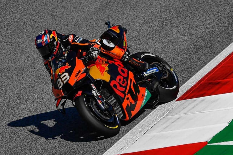 後輪を流しながら倒し込む!? KTMのちょっと特殊な走らせ方|後輪を流しながら倒し込む!? そんなライダーを育てたKTMのちょっと特殊な走らせ方