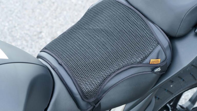 座面の蒸れとお尻の痛みを解決するシートクッション〈ドッペルギャンガー クール&ゲル〉|座面の蒸れとお尻の痛みを解決するシートクッション〈ドッペルギャンガー クール&ゲル〉