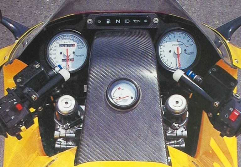 サクソン ST900|独断と偏見で選んだ”カッコいいメーター”ベストテン【唯一無二の独自インターフェイス】