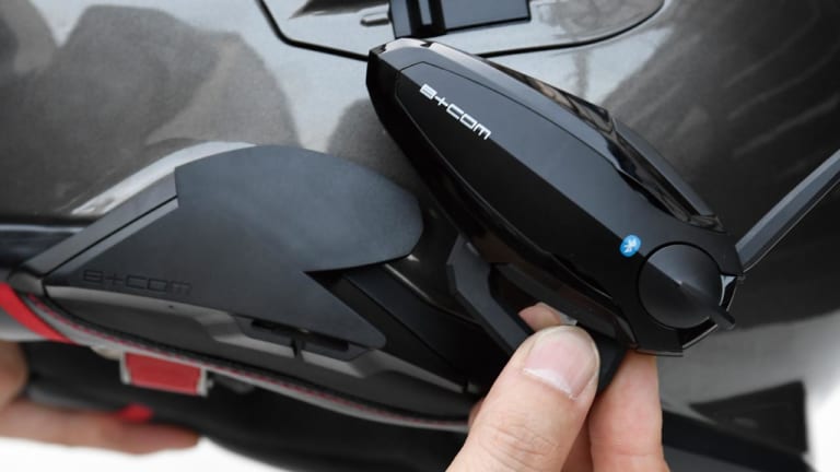 SHOEIヘルメットにB+COMインカムをぴったり装着させるアタッチメント|SHOEIヘルメットにB+COMインカムをぴったり装着させるアタッチメント
