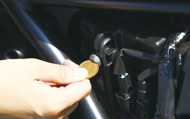 岡崎静夏のホンダ レブル250試乗インプレッション|シート下アクセス|岡崎静夏のホンダ レブル250試乗インプレ〈後編〉【リラックスして楽しむのにピッタリ】