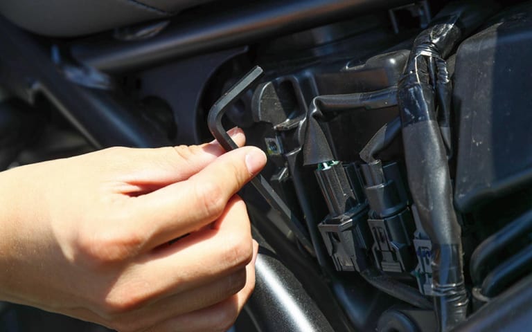 岡崎静夏のホンダ レブル250試乗インプレッション|シート下アクセス|岡崎静夏のホンダ レブル250試乗インプレ〈後編〉【リラックスして楽しむのにピッタリ】