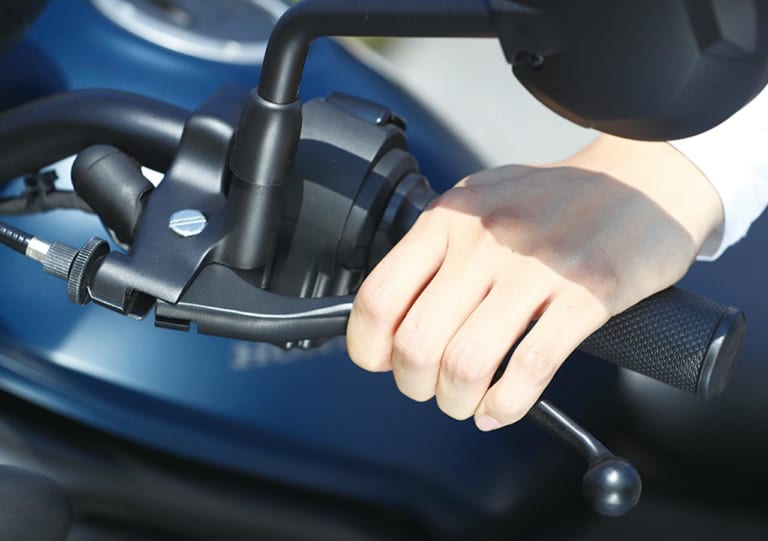 岡崎静夏のホンダ レブル250試乗インプレッション|クラッチレバー|岡崎静夏のホンダ レブル250試乗インプレ〈後編〉【リラックスして楽しむのにピッタリ】