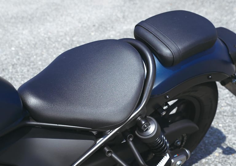 岡崎静夏のホンダ レブル250試乗インプレッション|シート|岡崎静夏のホンダ レブル250試乗インプレ〈後編〉【リラックスして楽しむのにピッタリ】