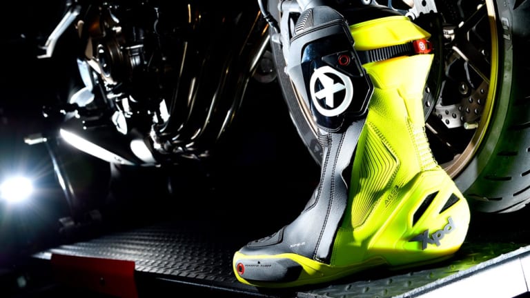 最高レベルの安全性を詰め込んだXPDレーシングブーツの最高峰「XP9-R」|最高レベルの安全性を詰め込んだXPDレーシングブーツの最高峰「XP9-R」