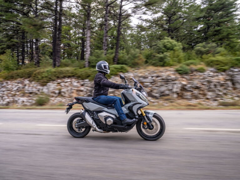 ホンダ新型「X-ADV」登場！ 足着き＆利便性向上、パワーアップにツイン