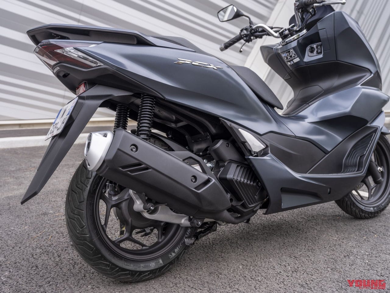 ホンダ新型 Pcx125 登場 フルチェンジでトラコンやusbソケットを獲得 Webヤングマシン 最新バイク情報 ホンダ新型 Pcx125 登場 フルチェンジでトラコンやusbソケットを獲得 Webヤングマシン 最新バイク情報