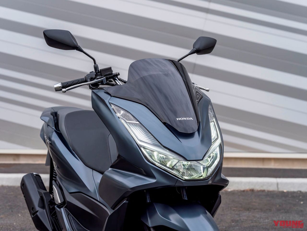 ホンダ新型 Pcx125 登場 フルチェンジでトラコンやusbソケットを獲得 Webヤングマシン 最新バイク情報 ホンダ新型 Pcx125 登場 フルチェンジでトラコンやusbソケットを獲得 Webヤングマシン 最新バイク情報