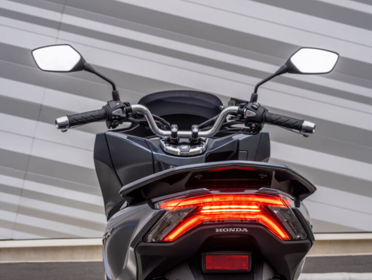 ホンダ新型「PCX125」登場！ フルチェンジでトラコンやUSBソケットを