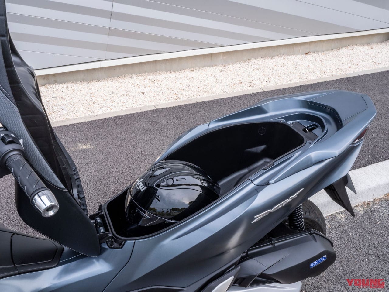 ホンダ新型 Pcx125 登場 フルチェンジでトラコンやusbソケットを獲得 Webヤングマシン 最新バイク情報 ホンダ新型 Pcx125 登場 フルチェンジでトラコンやusbソケットを獲得 Webヤングマシン 最新バイク情報