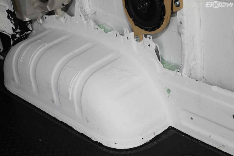 宇宙開発技術を応用した多機能性塗料「ガイナ」でトランポハイエース内装施工|宇宙開発技術を応用した多機能性塗料「ガイナ」でトランポハイエース内装施工【断熱効果大!】