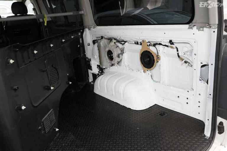 宇宙開発技術を応用した多機能性塗料「ガイナ」でトランポハイエース内装施工|宇宙開発技術を応用した多機能性塗料「ガイナ」でトランポハイエース内装施工【断熱効果大!】