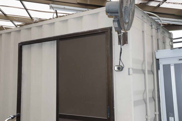 宇宙開発技術を応用した多機能性塗料「ガイナ」|宇宙開発技術を応用した多機能性塗料「ガイナ」でトランポハイエース内装施工【断熱効果大!】