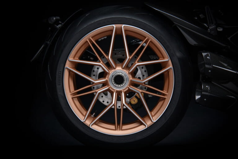 ドゥカティ ディアベル1260ランボルギーニ|ランボルギーニ×ドゥカティが夢のコラボ! 限定630台の「メイドインイタリー」とは