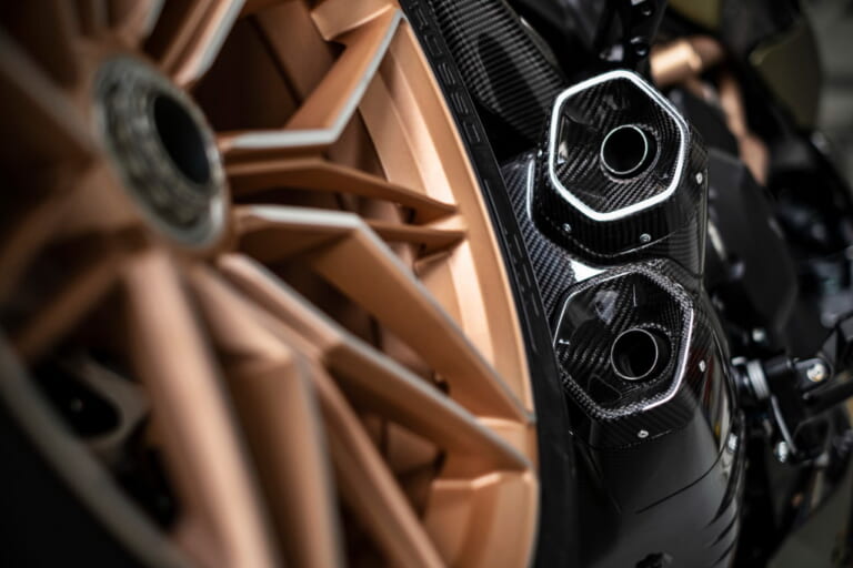 ドゥカティ ディアベル1260ランボルギーニ|ランボルギーニ×ドゥカティが夢のコラボ! 限定630台の「メイドインイタリー」とは