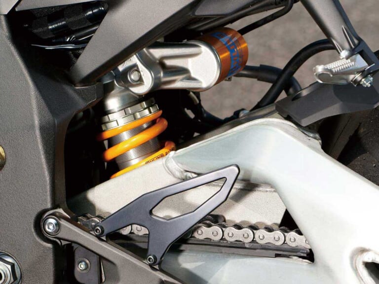 ヤマハYZF-R1M|リアサスペンション|YZF-R1/M vs CBR1000RR-R/SP 令和HYバトル〈#1 スペック編〉