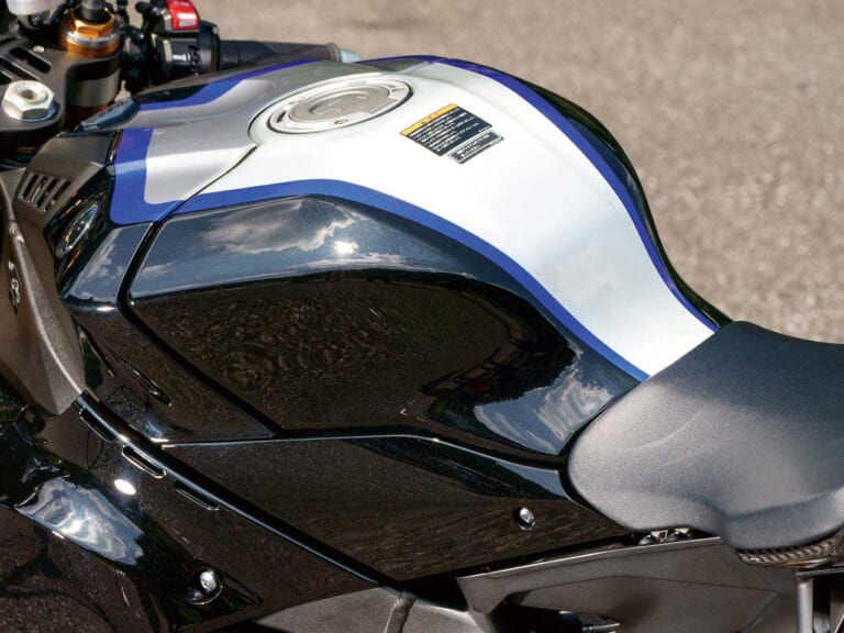 YAMAHA YZF-R1M|タンク|YZF-R1/M vs CBR1000RR-R/SP 令和HYバトル〈#1 スペック編〉
