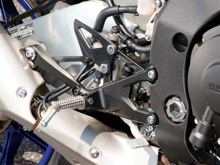 ヤマハYZF-R1/M|ステップ|YZF-R1/M vs CBR1000RR-R/SP 令和HYバトル〈#1 スペック編〉