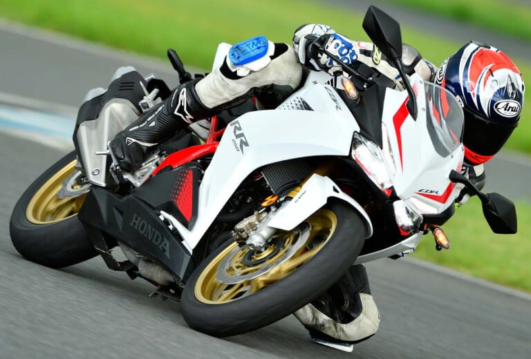 ホンダCBR250RR新旧サーキット対決|ホンダCBR250RR新旧サーキット対決【+3ps&オートシフターの実力はいかに?!】