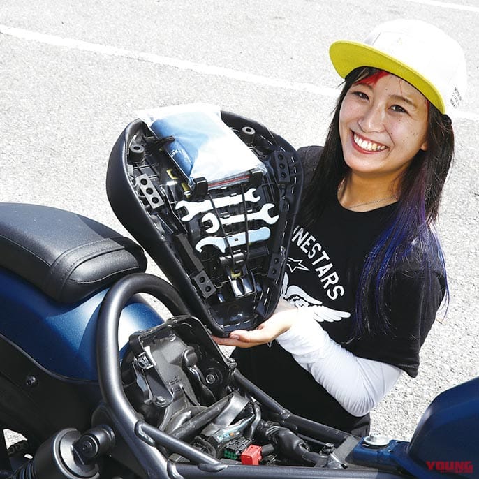 岡崎静夏のホンダ レブル250試乗インプレッション|シート下アクセス|岡崎静夏のホンダ レブル250試乗インプレ〈後編〉【リラックスして楽しむのにピッタリ】