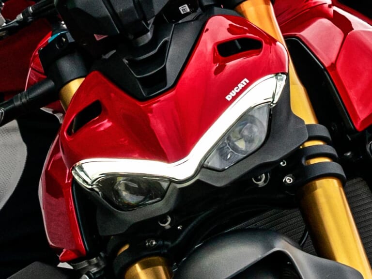 ドゥカティ ストリートファイターV4|バイク用デイライト=DRL装備解禁【ドゥカティ|鮮烈アイブロウがシンボル】