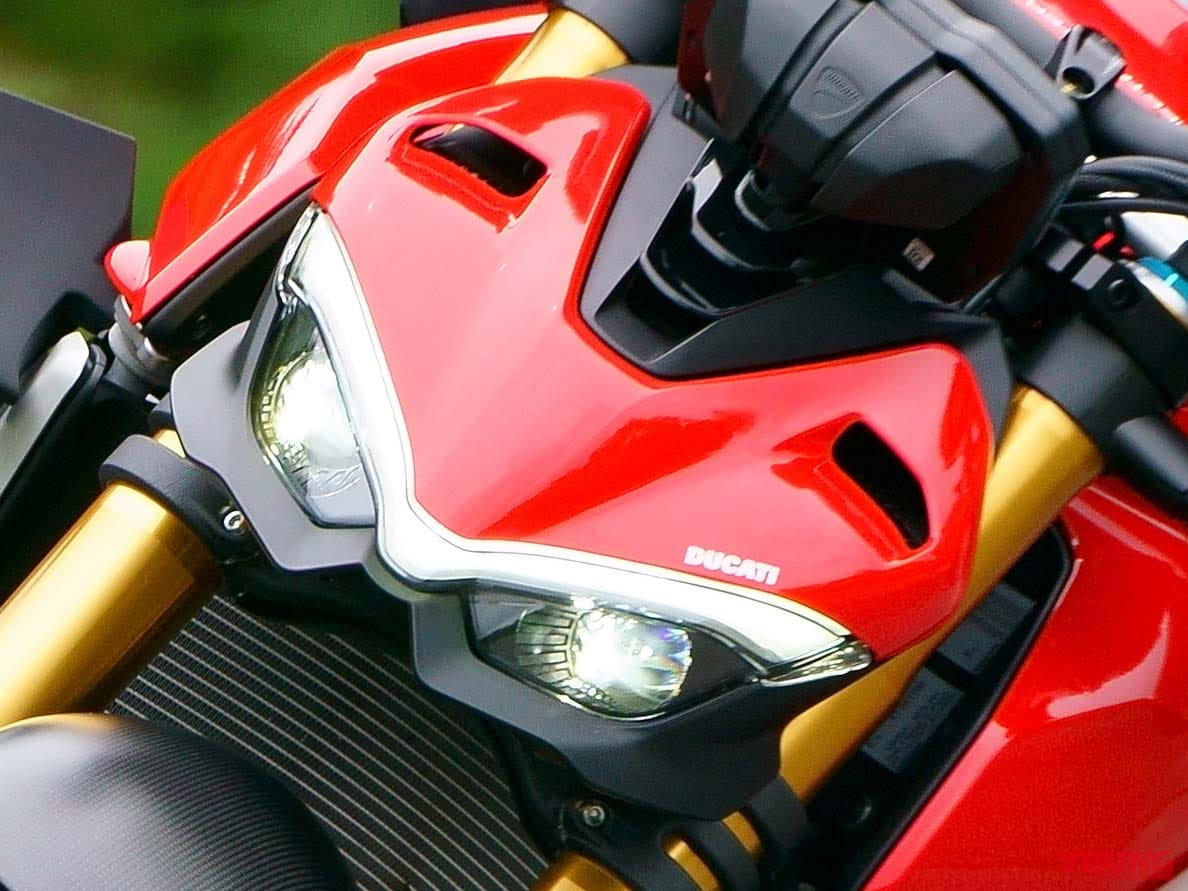 ドゥカティ ストリートファイターV4|バイク用デイライト=DRL装備解禁【ドゥカティ|鮮烈アイブロウがシンボル】