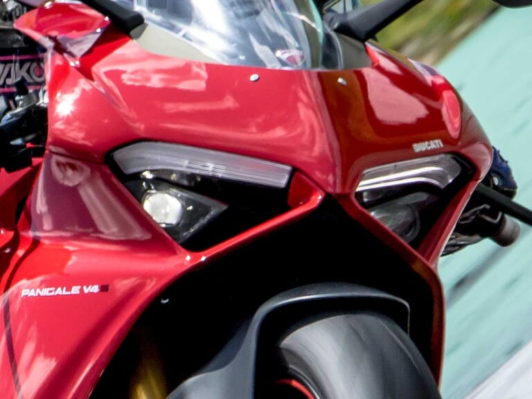 ドゥカティ パニガーレV4シリーズ|バイク用デイライト=DRL装備解禁【ドゥカティ|鮮烈アイブロウがシンボル】