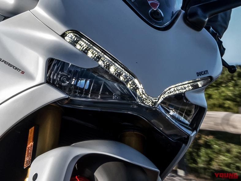 ドゥカティ スーパースポーツ|バイク用デイライト=DRL装備解禁【ドゥカティ|鮮烈アイブロウがシンボル】