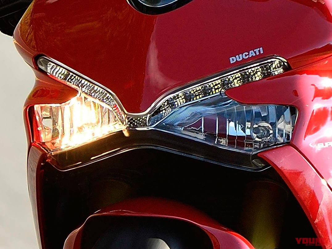 ドゥカティ スーパースポーツ|バイク用デイライト=DRL装備解禁【ドゥカティ|鮮烈アイブロウがシンボル】