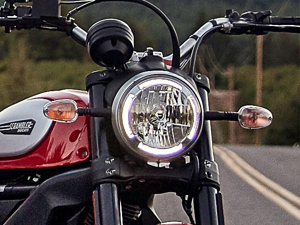 ドゥカティ スクランブラーシリーズ|バイク用デイライト=DRL装備解禁【ドゥカティ|鮮烈アイブロウがシンボル】