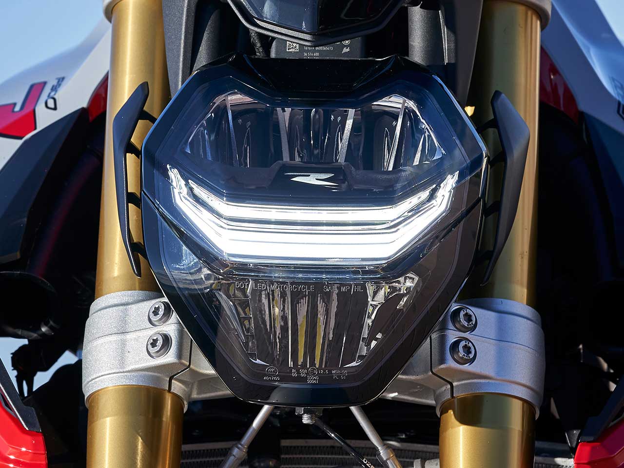 |バイク用デイライト=DRL装備解禁【BMW|キャラに合わせて多種多彩な展開】