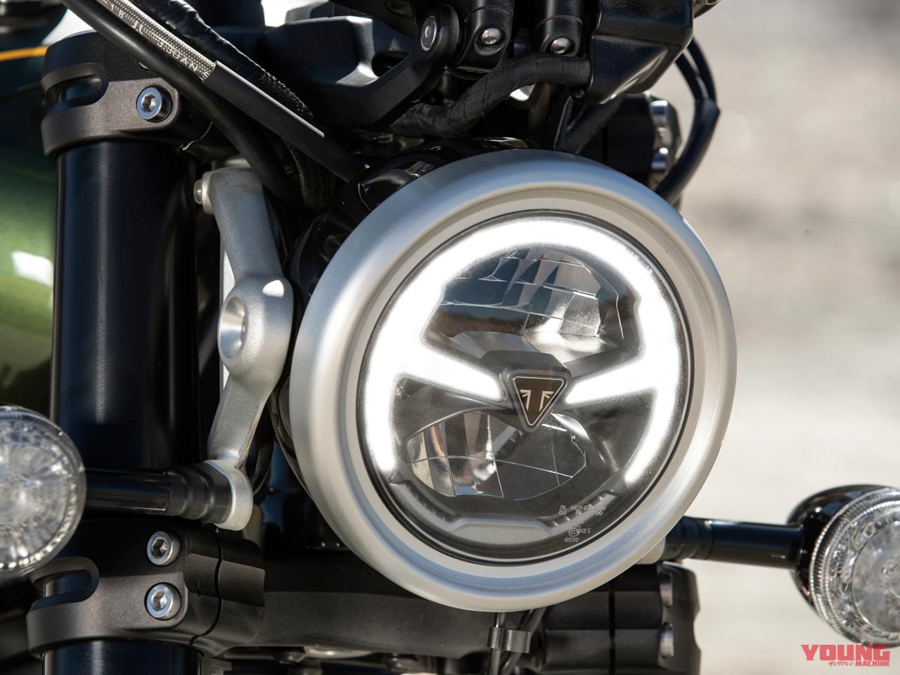 |バイク用デイライト=DRL装備解禁【トライアンフ|半円リングと眉毛が目印】