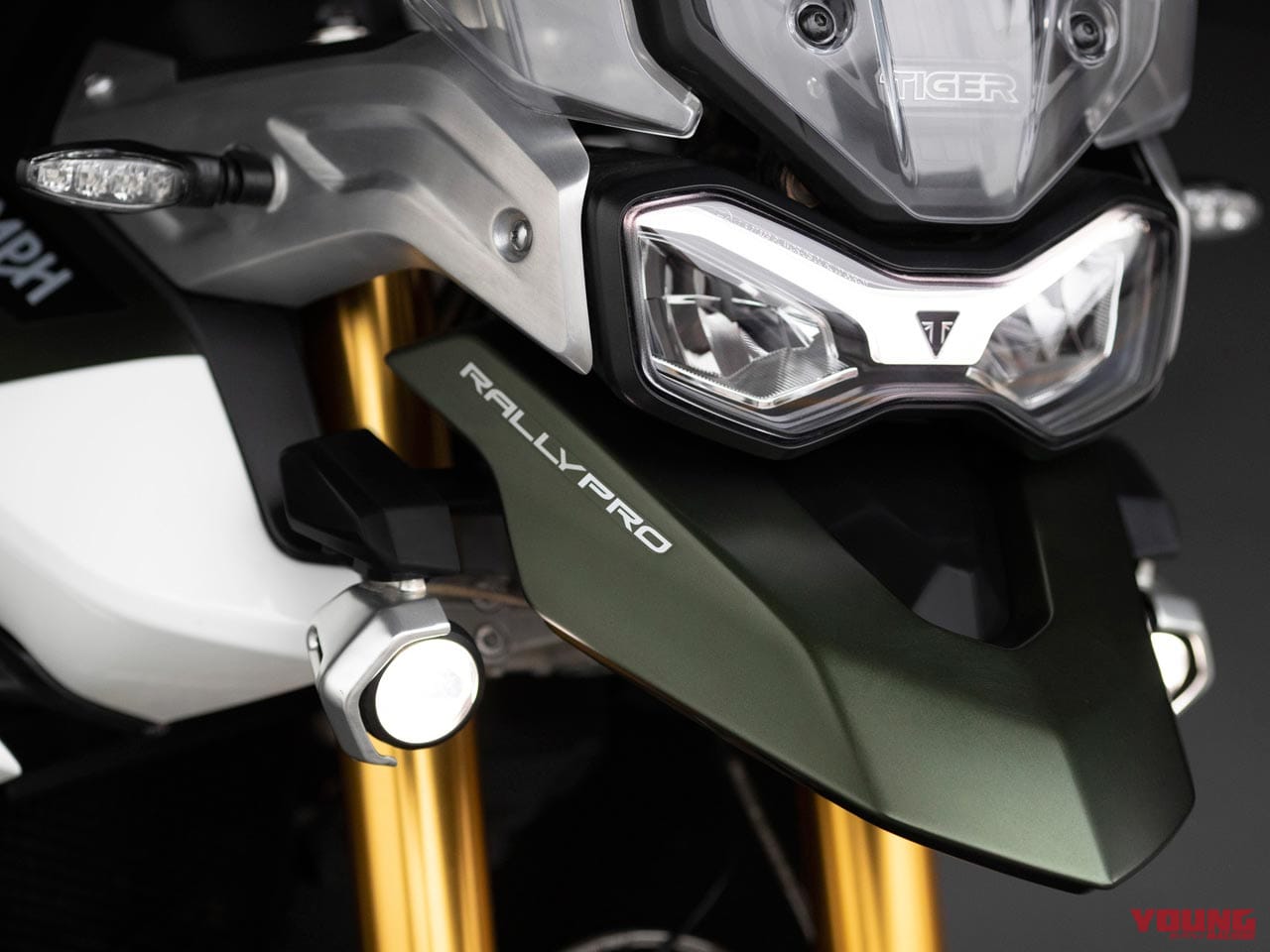 |バイク用デイライト=DRL装備解禁【トライアンフ|半円リングと眉毛が目印】