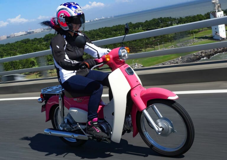 ホンダ スーパーカブ110 『天気の子』ver.|岡崎静夏のスーパーカブ110 『天気の子』試乗インプレ【前編|オシャレに乗れるカブ】