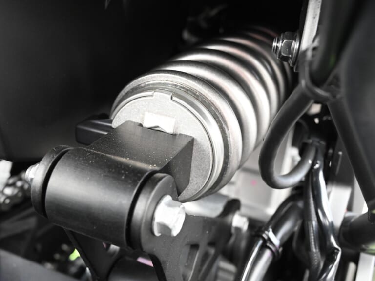 カワサキ新型ヴェルシス1000SEの電サスはショーワ製イーラ=スカイフック理論採用|カワサキ新型ヴェルシス1000SEの電サスはショーワ製イーラ=スカイフック理論採用