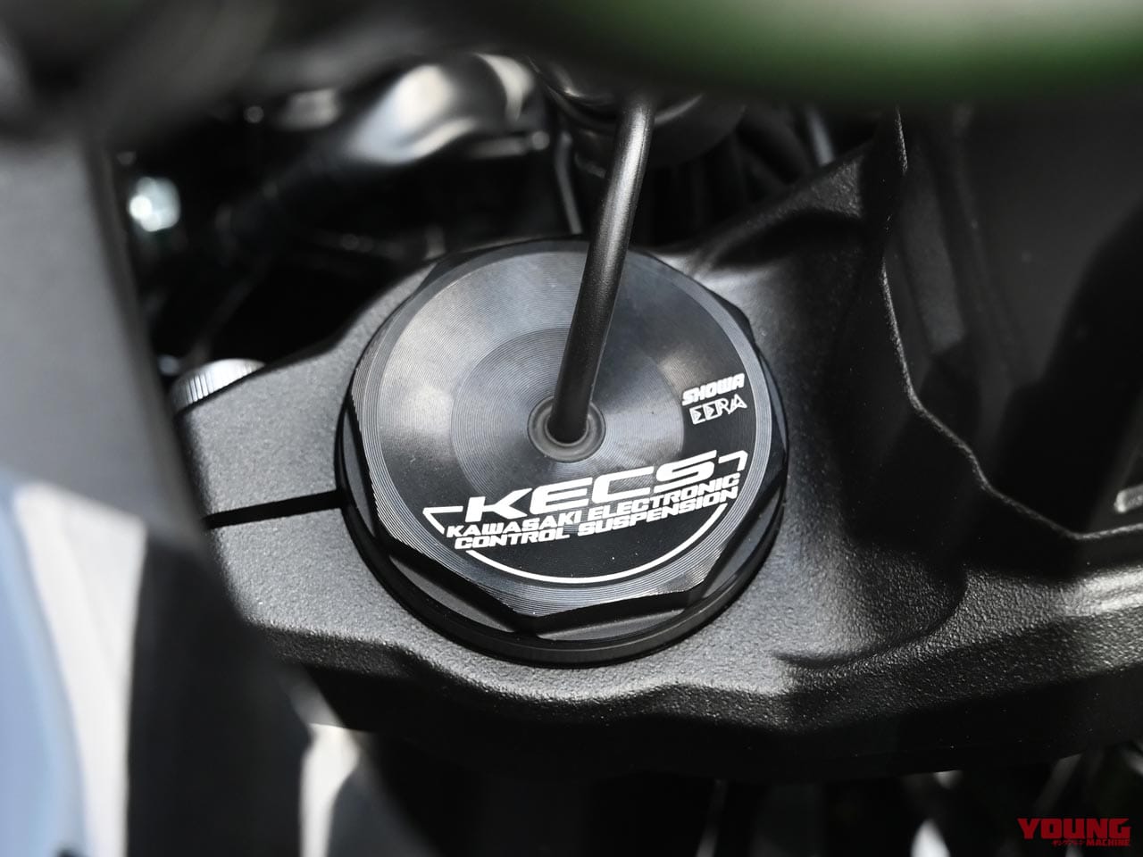 |カワサキ新型ヴェルシス1000SEの電サスはショーワ製イーラ=スカイフック理論採用