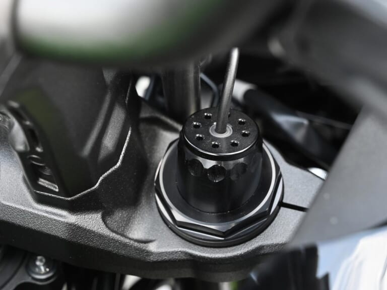 カワサキ新型ヴェルシス1000SEの電サスはショーワ製イーラ=スカイフック理論採用|カワサキ新型ヴェルシス1000SEの電サスはショーワ製イーラ=スカイフック理論採用