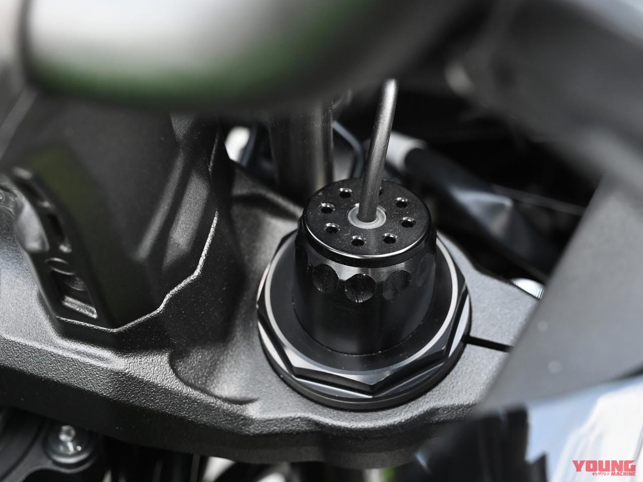 |カワサキ新型ヴェルシス1000SEの電サスはショーワ製イーラ=スカイフック理論採用