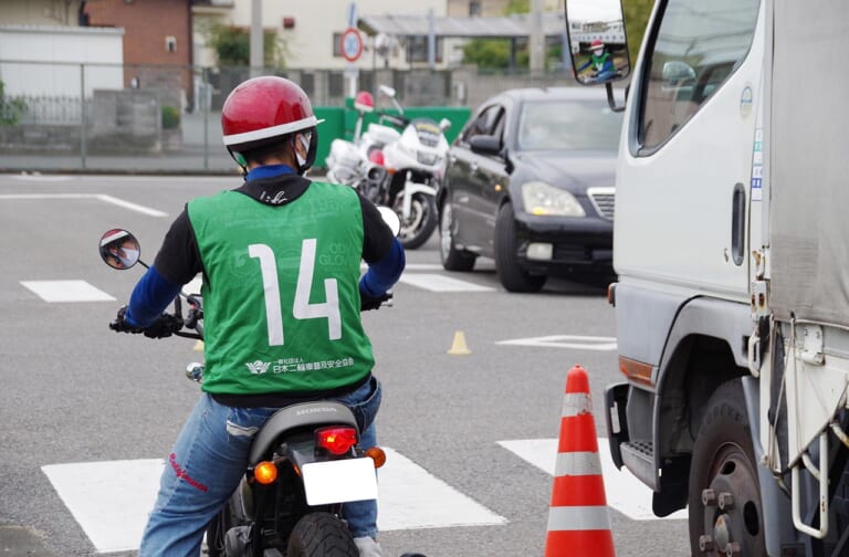 開催が続く埼玉県の高校生向けバイク講習【右直と出合い頭事故の状況をコース上に再現】