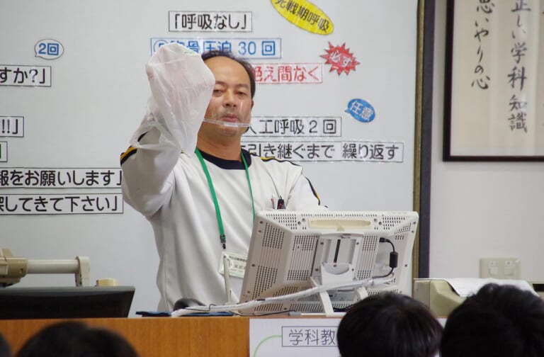 開催が続く埼玉県の高校生向けバイク講習【右直と出合い頭事故の状況をコース上に再現】|開催が続く埼玉県の高校生向けバイク講習【右直と出合い頭事故の状況をコース上に再現】