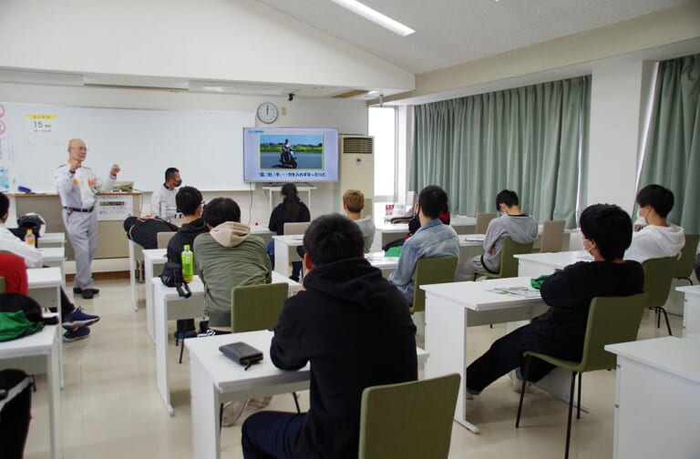 開催が続く埼玉県の高校生向けバイク講習【右直と出合い頭事故の状況をコース上に再現】|開催が続く埼玉県の高校生向けバイク講習【右直と出合い頭事故の状況をコース上に再現】