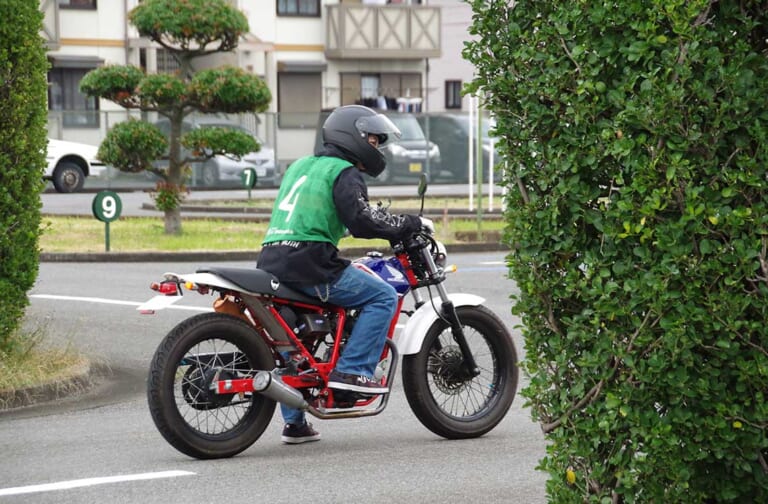 開催が続く埼玉県の高校生向けバイク講習【右直と出合い頭事故の状況をコース上に再現】