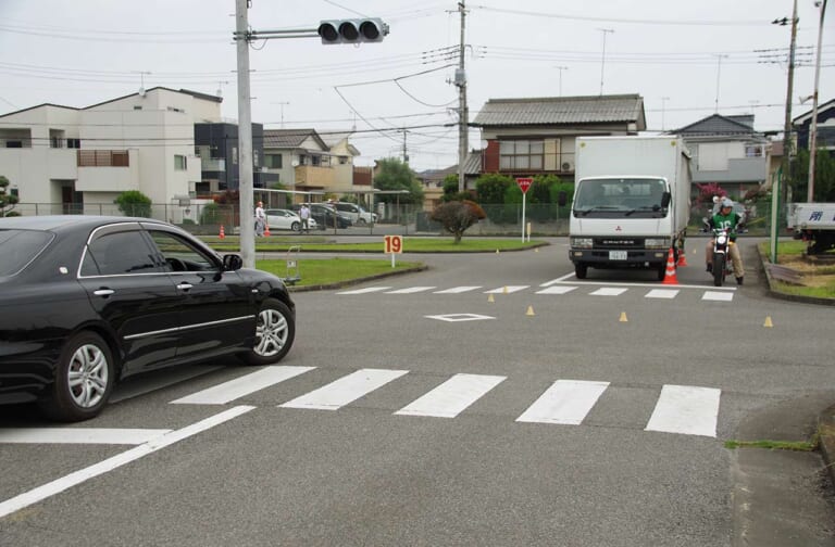開催が続く埼玉県の高校生向けバイク講習【右直と出合い頭事故の状況をコース上に再現】|開催が続く埼玉県の高校生向けバイク講習【右直と出合い頭事故の状況をコース上に再現】