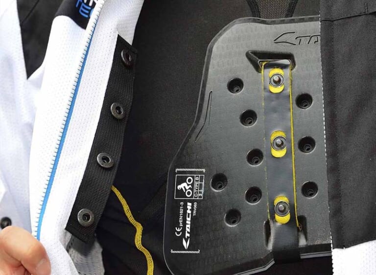 命を守る「胸部プロテクター」の選び方|バイク事故 死因の53.5%は胸腹部……命を守る「胸部プロテクター」の選び方