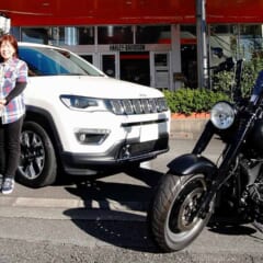 西田さん一家と愛車のファットボーイとジープコンパス