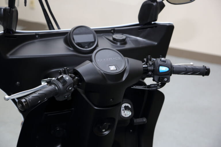 '26 ホンダ ジャイロキャノピーe:|ハンドルまわり|ホンダ ジャイロe:/キャノピーe: 〈いま国内で買える新型バイクカタログ|原付一種・新基準原付(125-50cc)〉【2026最新版】